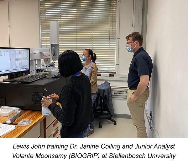 Lewis John training Dr. Janine Colling and Volante Moonsamy at Stellenbosch University
