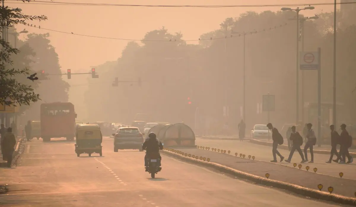 People walking in the streets of Delhi amidst smog